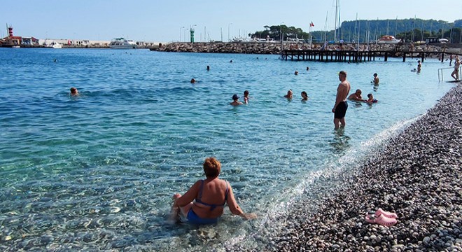 Kemer sahillerinde  yağmur öncesi deniz  yoğunluğu