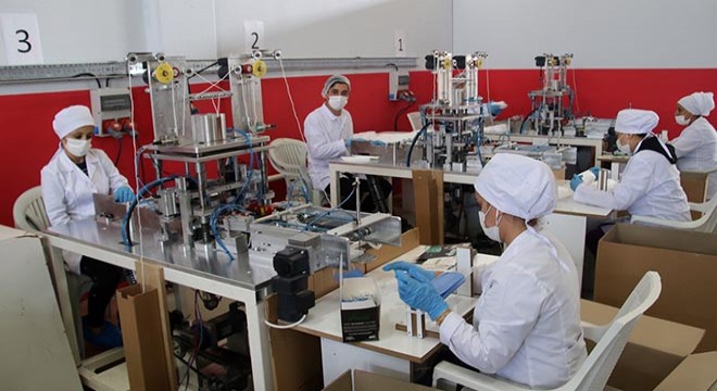 Kendi makinelerini yapıp, ayda 8 milyon maske ürettiler