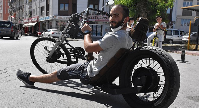 Kendi tasarladığı bisikletle, yollarda ilgi odağı oldu