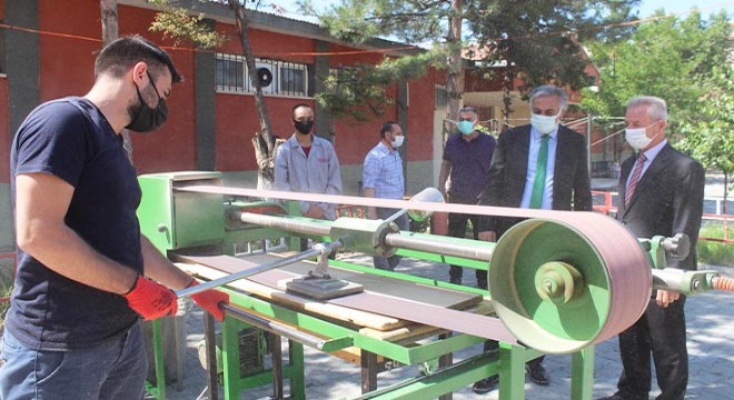 Kendi yaptıkları zımpara makinesiyle okulun sıra ve masalarını yenilediler