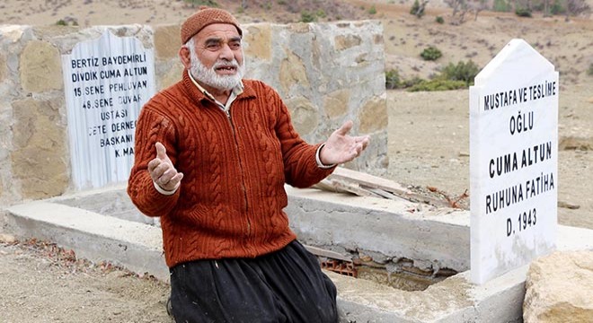 Kendi kazdığı mezarına defnedildi