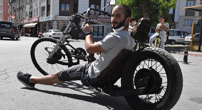 Kendi tasarladığı bisikletle, yollarda ilgi odağı oldu