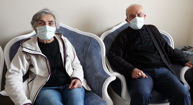 Kendilerini 'polis' olarak tanıtıp, yaşlı çifti 230 bin TL dolandırdılar