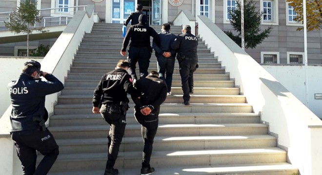 Kendilerini polis olarak tanıtıp dolandıran 2 şüpheli tutuklandı