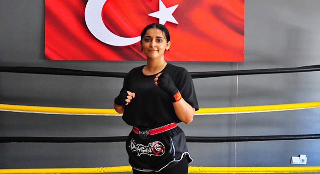 Kendini korumak için başladığı kick boksta dünya şampiyonu oldu