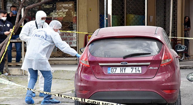 Kendini otomobile kilitleyip, tetiğe bastı