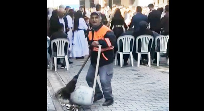 Kendini ritme kaptırdı, hem oynadı hem temizledi