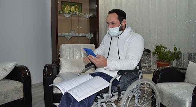 Kendisi gibi engelli olan öğrencilere eğitim veriyor