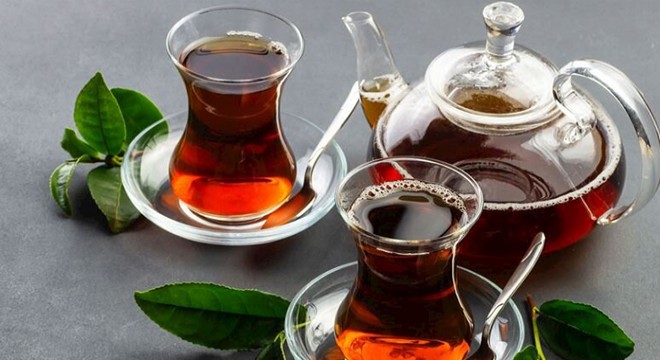 Kendisinden çay almayan esnafın iş yerlerinin camlarını kırdı