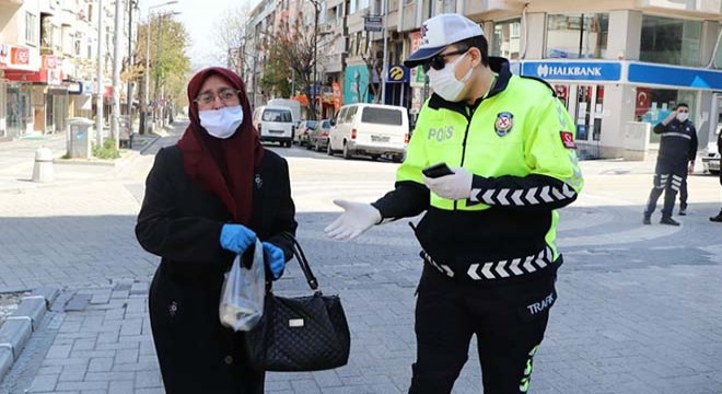 Kendisine yardımcı olan polislere tatlı ikram etti