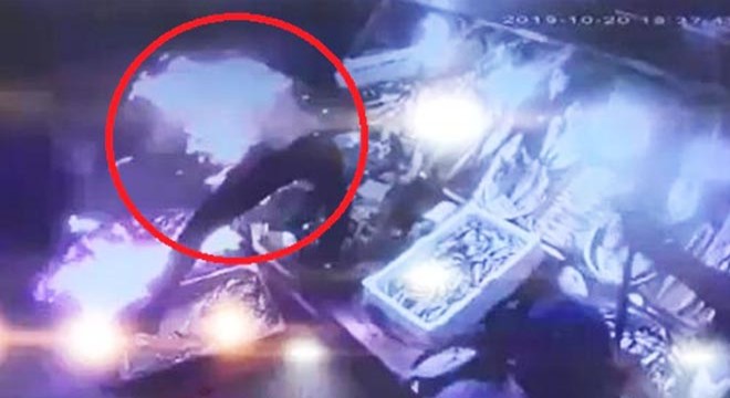 Kendisini ateşe verip, balık tezgahının üzerine atlamış