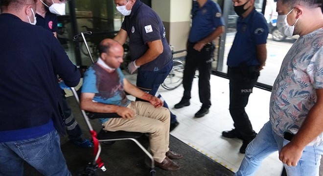 Kendisini boğazından bıçaklayan eşini öldürdü