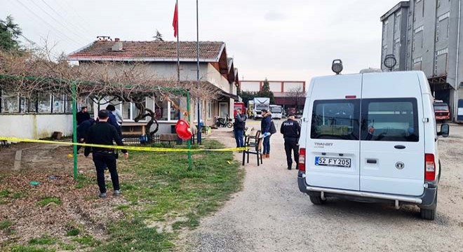 Kendisini darbeden baba ve oğlunu tabancayla yaraladı