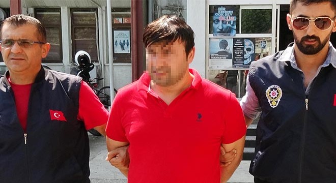 Kendisini 'polis' olarak tanıtıp, ev arkadaşlarını dolandırdı