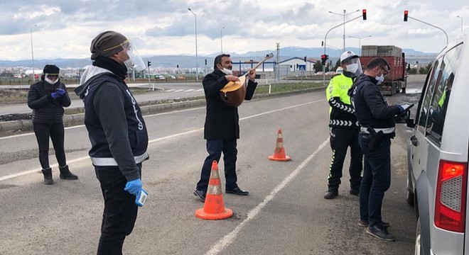 Kent girişinde görev yapan polise, sazlı- sözlü teşekkür