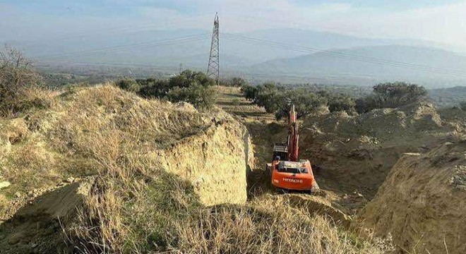 Kepçeyle 'define' kazısına suçüstü: 4 gözaltı