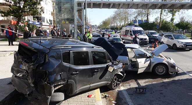 Kepez'de makas atan otomobil cipe çarptı; 3 yaralı
