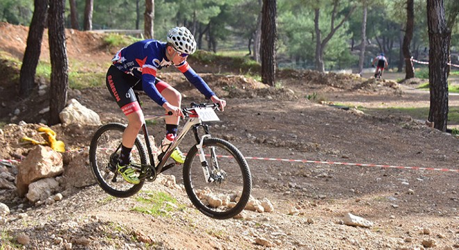 Kepez'de pedallar 120 dakika yarıştı