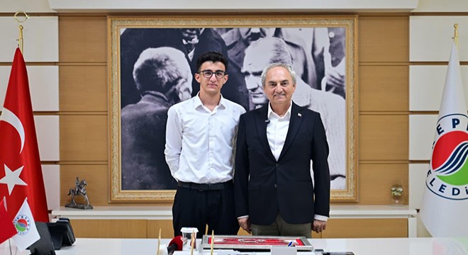 Kepez’in gururu Serhat’a, Kocagöz’den burs desteği