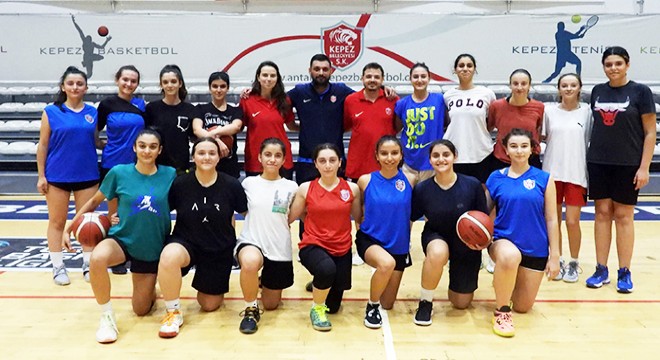 Kepez'in kızları şampiyonluğa yakın