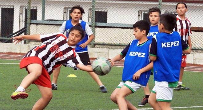 Kepezli çocukların futbollu 19 Mayıs'ı