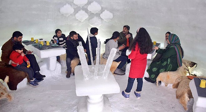 Keşmir deki ilk iglo kafeye yoğun ilgi