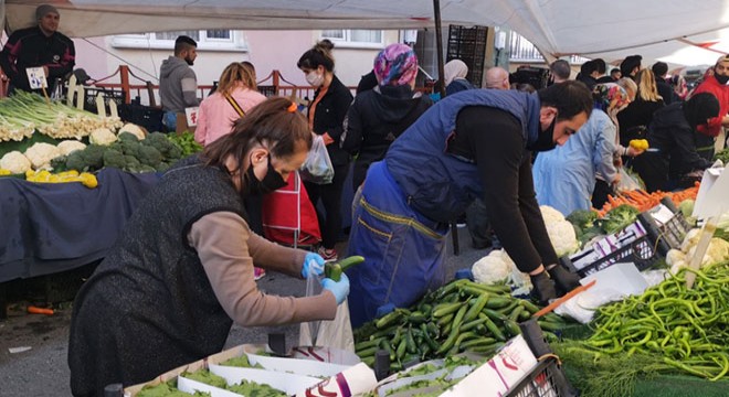 Kağıthane'de sosyal mesafeyi hiçe saydılar