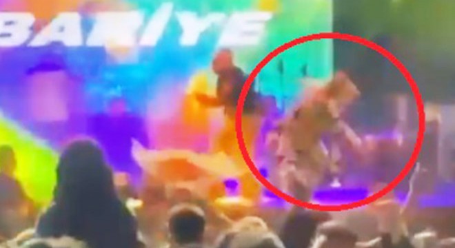 Kibariye, sahneye atlayan hayranı nedeniyle platformdan düştü
