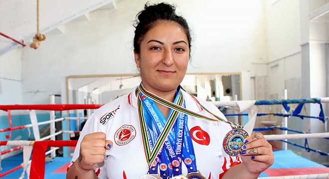 Kick boksçu Gökçe Nur, dünya ikincisi