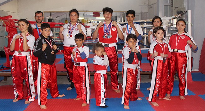Kick boksçular madalyayla döndü
