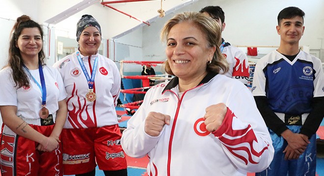 Kick boksu sevdiren hoca, 1500 sporcu yetiştirdi