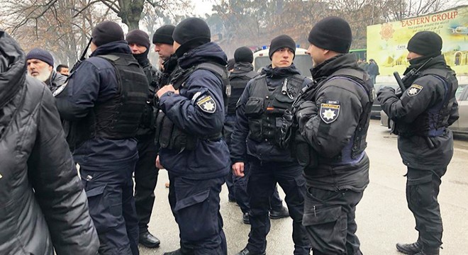 Kiev de polis cami girişinde kimlik kontrolü yaptı