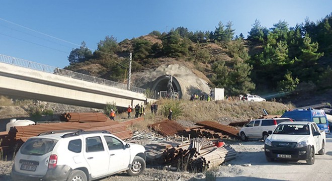 Kılavuz tren raydan çıktı: 2 makinist öldü