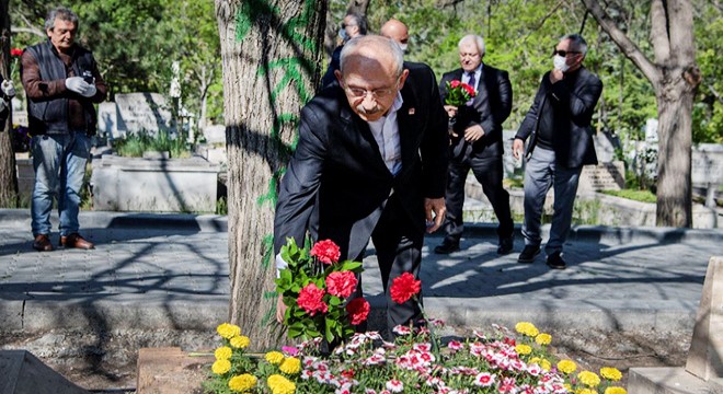 Kılıçdaroğlu, Deniz Gezmiş'in mezarını ziyaret etti