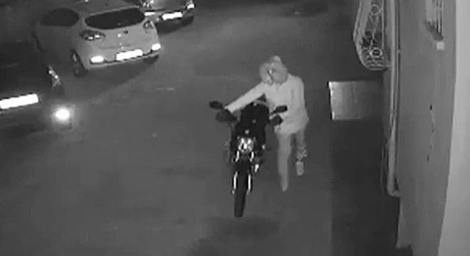 Kilitli motosikleti 40 saniyede çaldılar