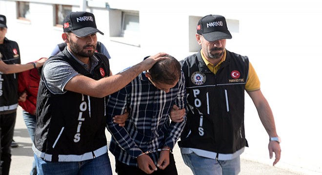 Kilolarca esrarla yakalandı, 'İçiciyim' dedi
