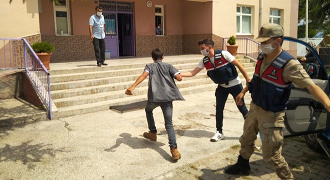 Kimliğini evde unutan öğrencinin yardımına jandarma yetişti