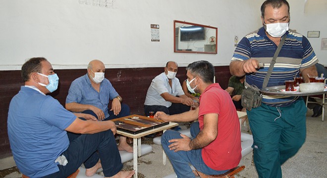 Kıraathanede 'buzlu' serinlik