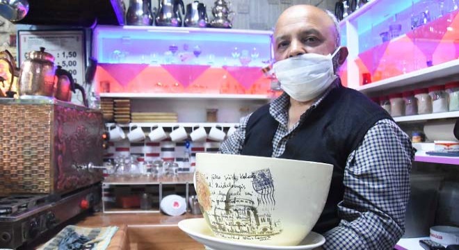 Kıraathanesine gelenleri şakalarla karşılıyor