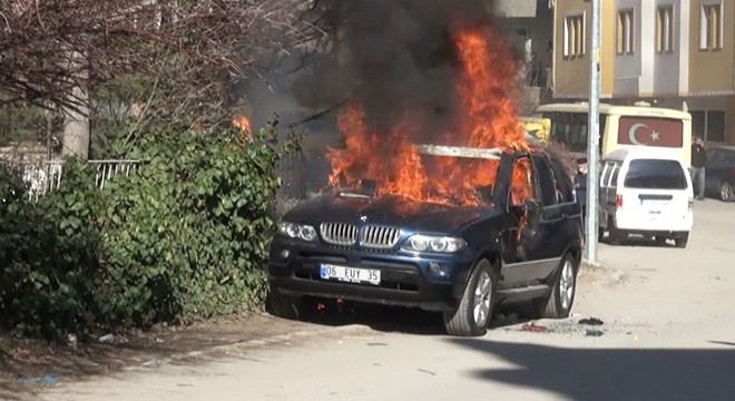 Kırıkkale'de park halindeki cip yandı