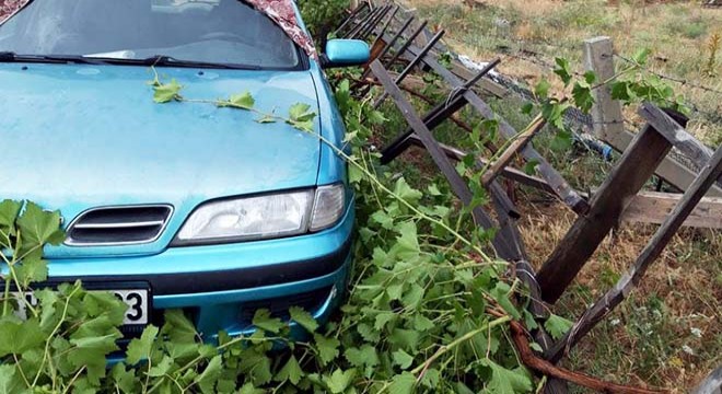 Kırıkkale’de fırtına çatıları uçurdu, ağaçları devirdi