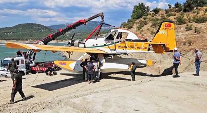 Kırıma uğrayan uçak gölden çıkarıldı