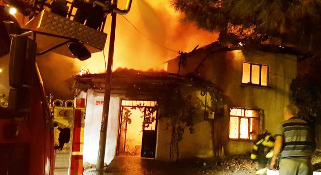 Manisa'da 3 ev yandı; 1 yaralı