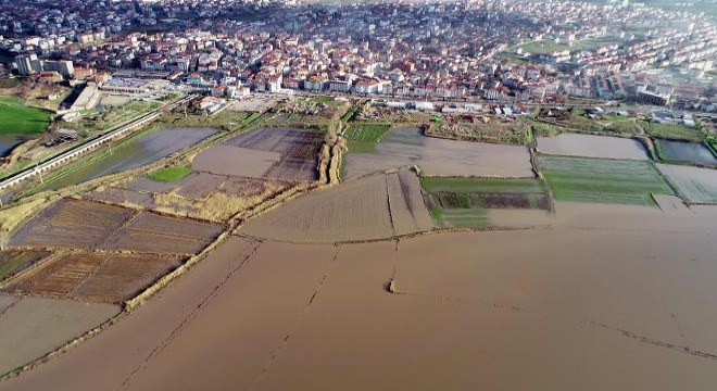 Kirli akan Ergene Nehri taştı, tarım arazileri su altında kaldı