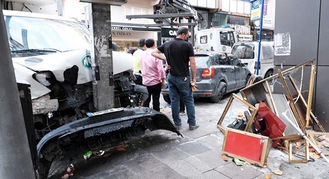 Kırmızı ışık ihlali sonrası yaşanan kazada 2 kişi yaralandı