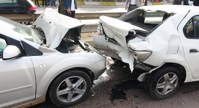 Kırmızı ışıkta 8 araçlı zincirleme kaza: 6 yaralı