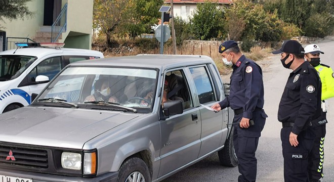 Kırmızı düdükle trafik kuralları anlatıldı