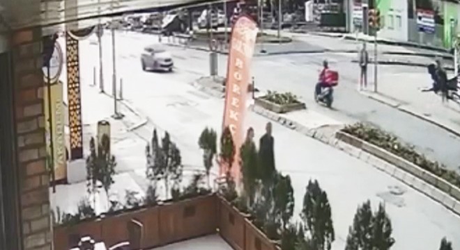Kırmızı ışıkta dönüş yapan sürücü, motosikletliye çarptı