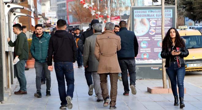 Kışı evde geçiren Vanlılar güneşli havada 'evde kalamadı'
