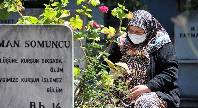 Kısıtlama kalkınca şehit evlatlarının kabrini ziyaret ettiler